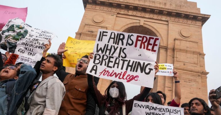 Delhi Air Pollution: इंडिया गेट पर दिल्ली वालों ने किया प्रदर्शन, पुलिस पर फेंका पेपर स्प्रे
