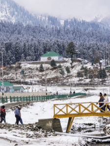 गुलमर्ग बना व्हाइट वंडरलैंड,बर्फ की सफेद चादर में लिपटी कश्मीर घाटी