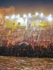 कार्तिक पूर्णिमा पर घाटों पर भक्तों ने लगाई आस्था की डुबकी,  जगह-जगह अद्भुत नजारे