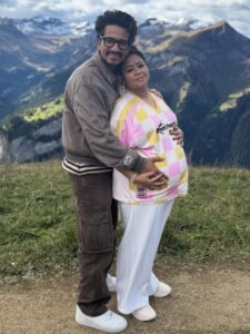 बेबी शावर में ब्लू आउटफिट में दिखीं भारती सिंह, दोस्तों संग किया सेलिब्रेशन