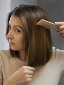 सर्दियों में इन टिप्स को फॉलो कर रोकें अपने बालों का झड़ना