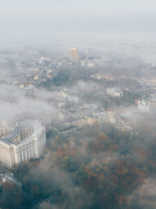 प्रदूषण का बच्चों की नींद और सेहत पर पड़ रहा असर ! ऐसे करें देखभाल