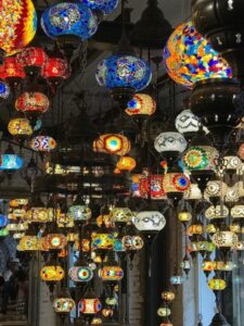 सर्दियों में Delhi के टॉप मार्केट्स जहाँ मिलेंगे बेहतरीन कम्बल