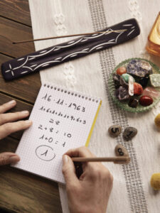 माँ लक्ष्मी को नहीं करना है नाराज़, तो सोते समय बेडरूम में इन चीज़ों को न रखें अपने पास