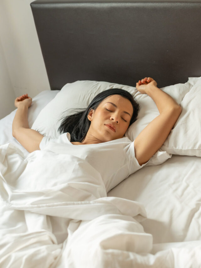 सावधान! रात को सोने से पहले भूलकर भी न खाएं ये चीजें