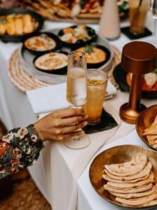 बाहर खाना खाते वक्त ओवरईटिंग से बचें