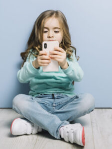 ये टिप्स करेगी आपके बच्चे की फोन चलाने की आदत दूर