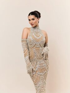 वाइट सिक्विन बॉडीकॉन में तारा सुतारिया ने जीता फैंस का दिल