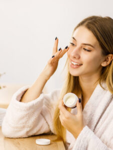 प्रदूषण में भी रखें स्किन ग्लोइंग, अपनाएं ये 8 स्किनकेयर रूटीन