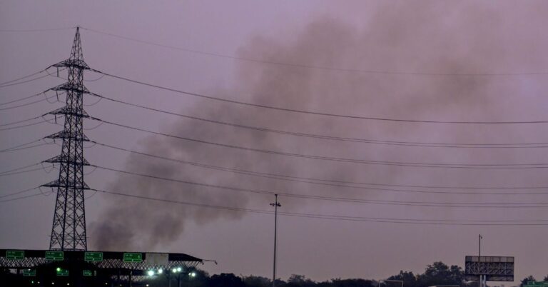 Delhi Air Pollution: दिल्ली एनसीआर में हवा फिर ज़हरीली, कई शहरों में AQI गंभीर स्तर पर