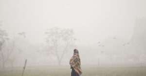 Delhi Fog-Air Pollution: दिल्ली में कड़ाके की ठंड, प्रदूषण और कोहरे ने बढ़ाई लोगों की परेशानियां