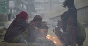 Delhi weather update: दिल्ली में ठंड के साथ बढ़ा प्रदूषण, कई इलाकों में AQI गंभीर स्तर पर