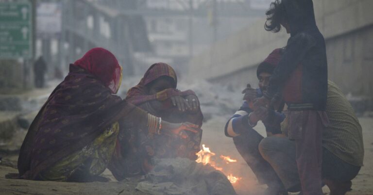 Delhi weather update: दिल्ली में ठंड के साथ बढ़ा प्रदूषण, कई इलाकों में AQI गंभीर स्तर पर