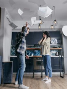 पति के इमोशनली एब्सेंट होने के संकेत