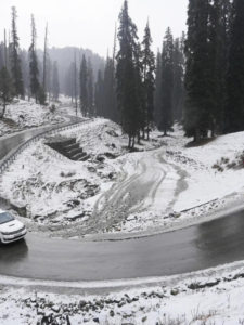 पहली बर्फबारी के साथ जम्मू-कश्मीर में चिल्लई कलां का आगाज