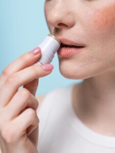 सर्दियों में नेचुरली ग्लो करने के आसान स्किनकेयर टिप्स