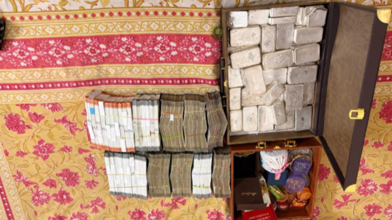 Jhansi News : CBI ने रिश्वतखोर रैकेट का किया पर्दाफाश, IRS अधिकारी समेत 5 गिरफ्तार