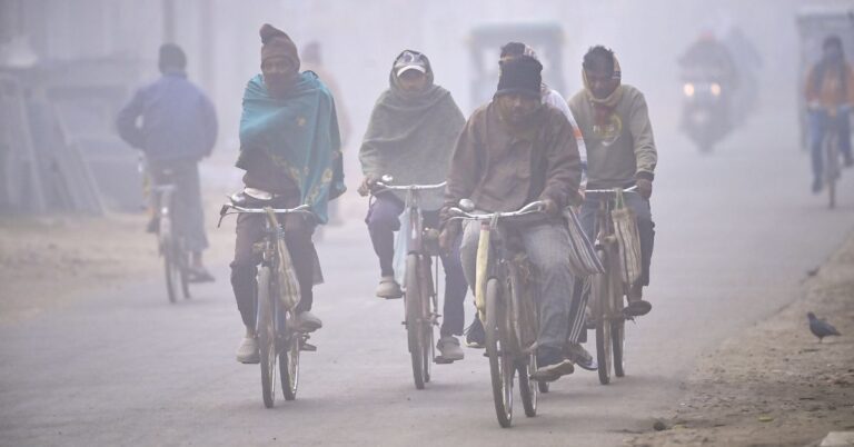 Delhi-NCR Rain: दिल्ली में हल्की बारिश से बढ़ी ठंड, न्यूनतम तापमान 4.6 डिग्री तक पहुंचा