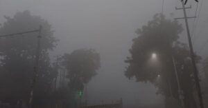 Delhi-NCR में ठंड ने तोड़ा रिकॉर्ड, शीतलहर और घने कोहरे से बेहाल लोग