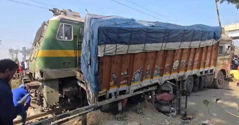 Jharkhand Train Accident: झारखंड के जसीडीह में ट्रेन और ट्रक की जोरदार टक्कर