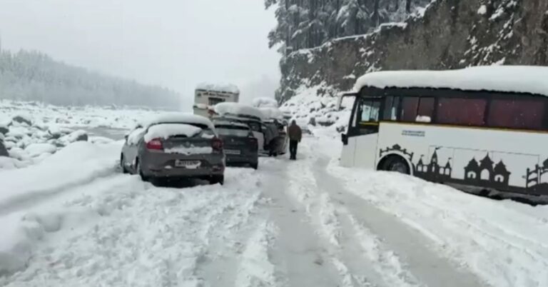 Kullu-Manali में बर्फबारी से बड़ी परेशानियां,लगा लंबा ट्रैफिक जाम