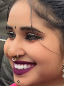 कौन है माघ मेले की मोनालिसा, जिसकी खूबसूरती ने जीता लोगों का दिल?