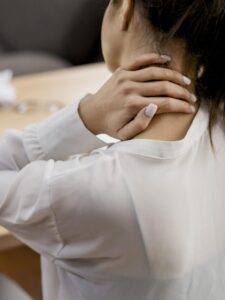 रील्स की लत से गर्दन और रीढ़ की सेहत पर हो रहे हैं खतरनाक असर