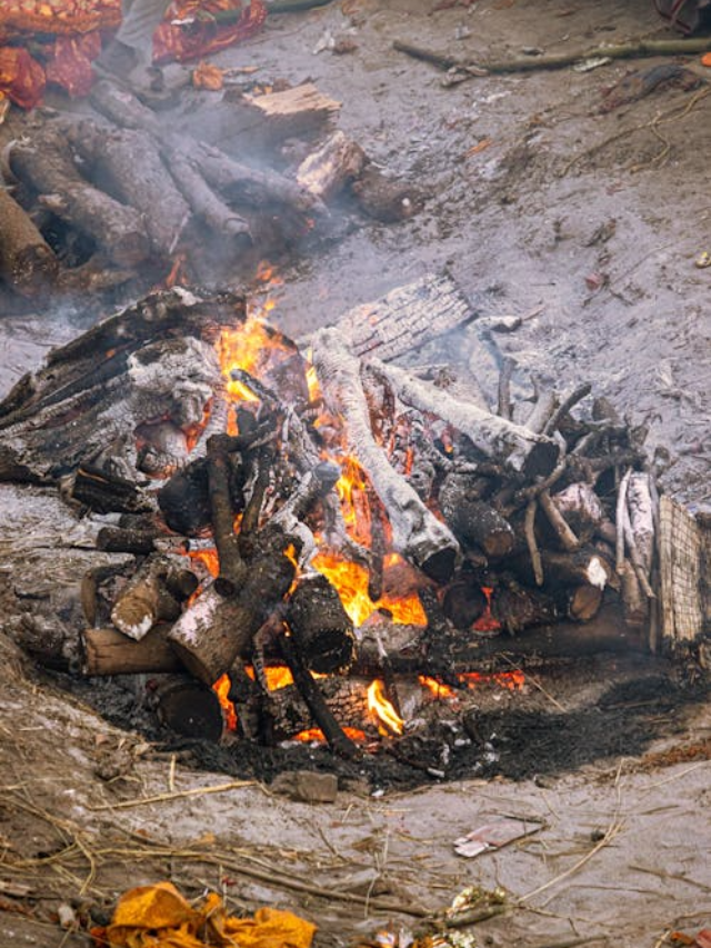 गरुड़ पुराण के अनुसार, इन लोगों को नहीं होना चाहिए अंतिम संस्कार में शामिल