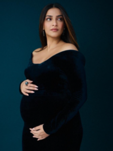 बेबी बंप के साथ स्पॉट हुईं सोनम कपूर, फैंस बोले- ‘गॉर्जियस मॉम’