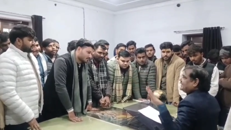 Sambhal News : प्राचार्य का विवादित बयान, ‘दुष्कर्म छुपकर होते हैं, मैं खुलकर करता हूं’