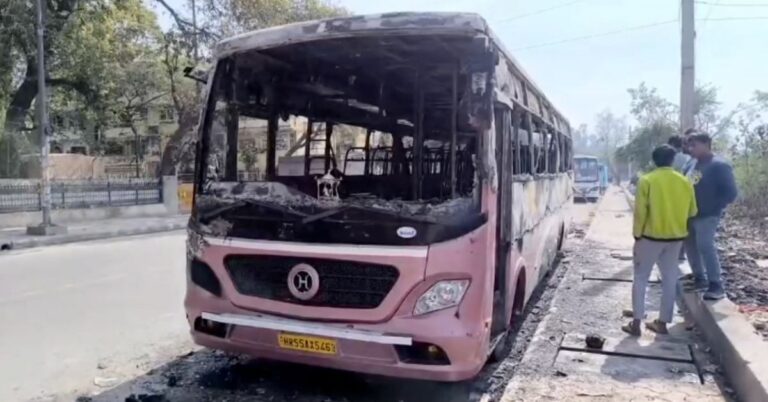 Delhi Bus Fire: विकासपुरी में खड़ी बस में लगी भीषण आग, कंडक्टर की मौत