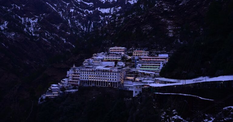 Mata Vaishno Devi भवन की सुरक्षा में चूक, कंटेंट क्रिएटर ने रिकॉर्ड किया वीडियो
