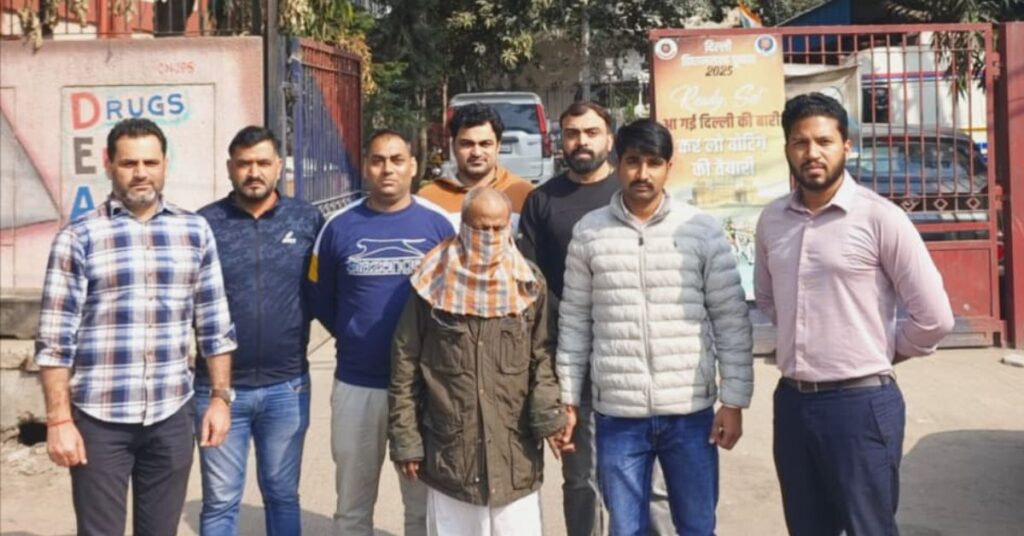 दिल्ली के Peeragarhi Flyover में कार से मिली तीन लाशों की गुत्थी सुलझी