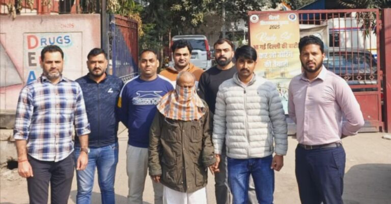 दिल्ली के Peeragarhi Flyover में कार से मिली तीन लाशों की गुत्थी सुलझी