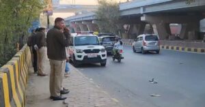 Peeragarhi Flyover पर कार में मिले तीन शव, आत्महत्या का शक