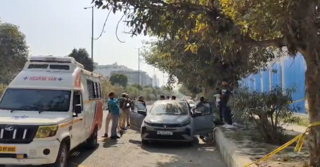 Valentine Day पर Noida में कार में मिले युवक-युवती के शव, सनसनीखेज वारदात