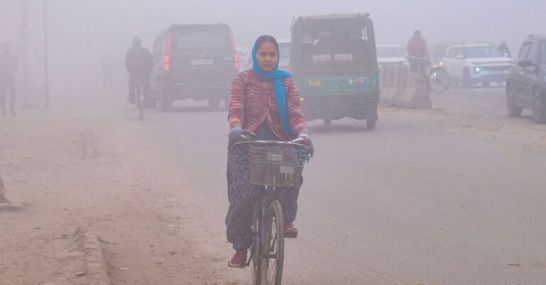 Weather update: दिल्ली-NCR में बढ़ी ठंड, IMD ने जारी किया येलो अलर्ट