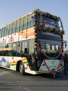 दिल्ली में शुरू हुईं नई इलेक्ट्रिक डबल डेकर बसें, जानें रूट और किराया