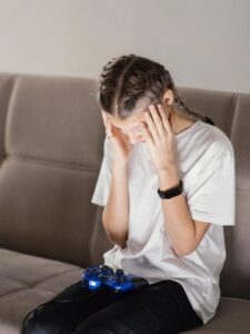 क्या है गेमिंग एडिक्शन के लक्षण? जिसने गाजियाबाद में ले ली तीन सगी बहनों की जान