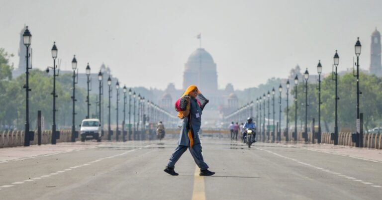 Delhi Weather: गर्मी के बीच बदलेगा दिल्ली का मौसम, पहाड़ों पर बर्फबारी का अलर्ट