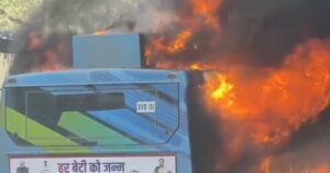 Delhi news: दिल्ली में धूं-धूं कर जली इलेक्ट्रिक बस, चालक की सूझबूझ से बची यात्रियों की जान