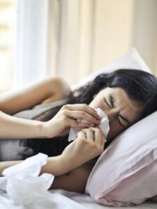 बदलते मौसम में बीमार होने से बचना है? तो भूलकर भी न करें ये 5 गलतियाँ