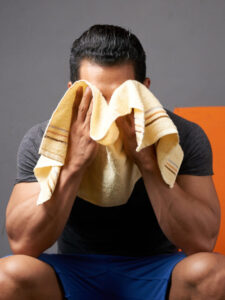 पसीने की बदबू दूर करने के लिए अपनाएं ये टिप्स