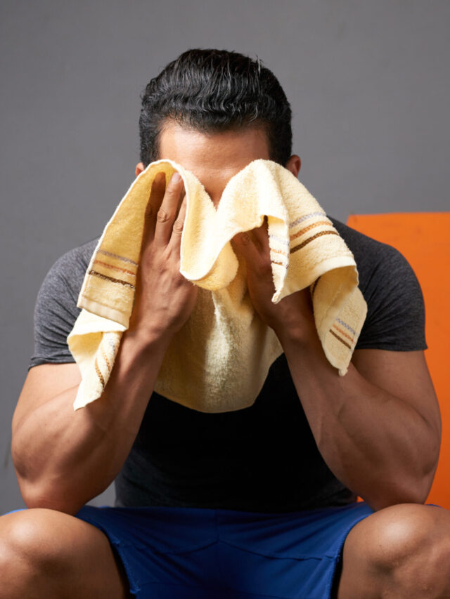 पसीने की बदबू दूर करने के लिए अपनाएं ये टिप्स