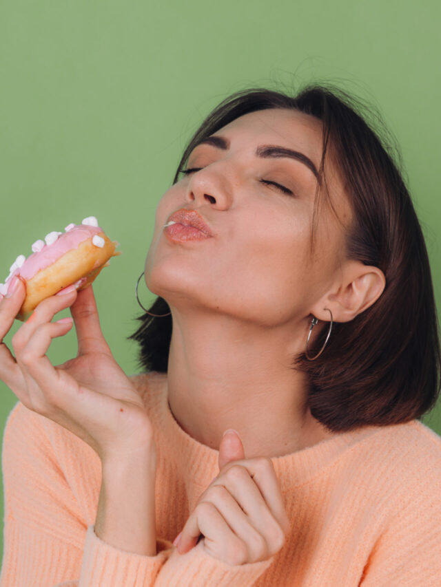 बार-बार मीठा खाने की क्रेविंग क्यों होती है? जानिए वजह