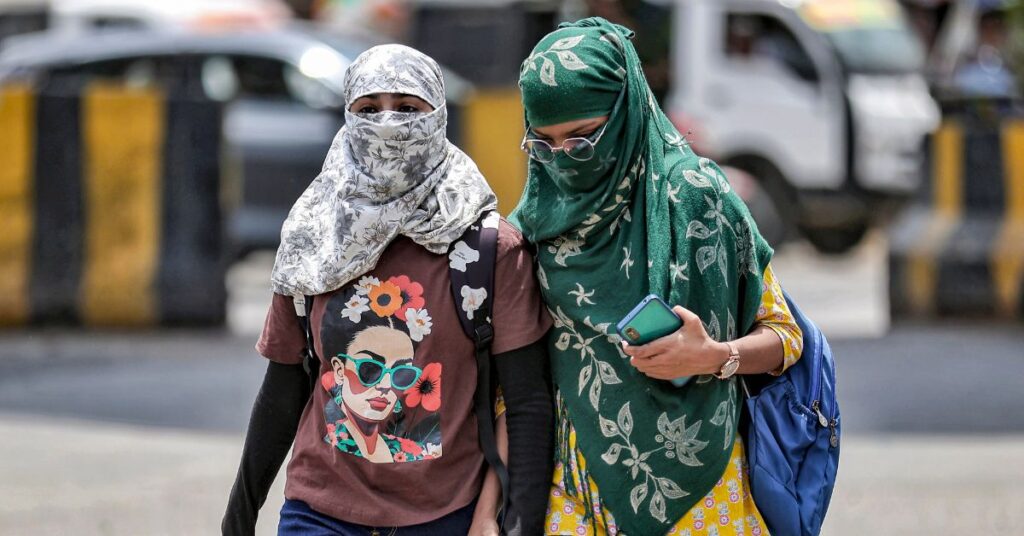 Delhi-NCR Weather: दिल्ली-एनसीआर में बदला मौसम का मिजाज, बादल और तेज हवाओं से राहत