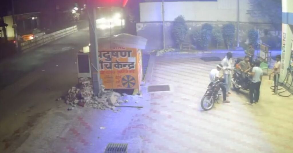 Gurugram News:पेट्रोल पंप पर बाइक सवार युवक पर नशे में धुत युवकों का हमला, सीसीटीवी में कैद हुई वारदात