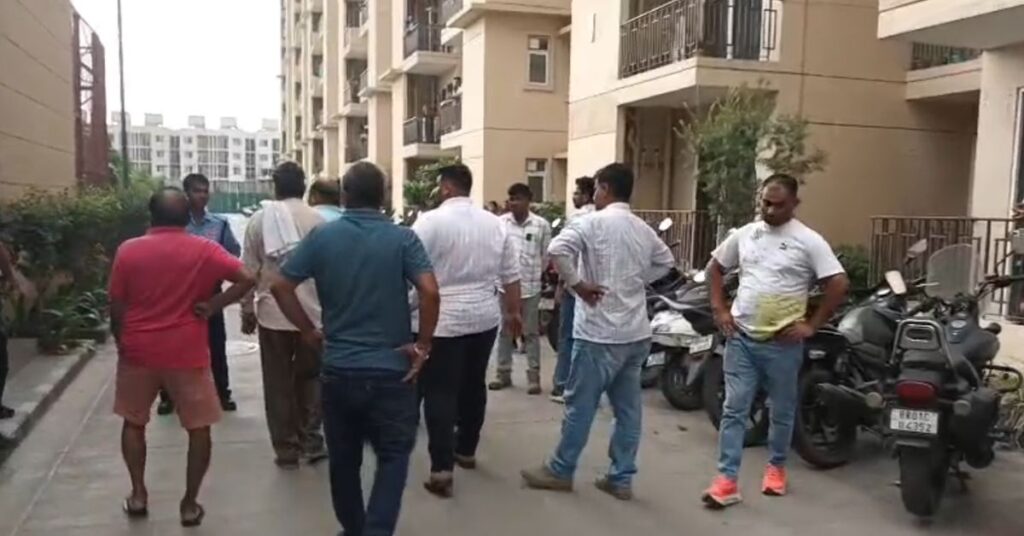 Gurugram News: लिफ्ट अटकने पर युवकों ने ऑपरेटर को पीटा, फोड़ दी आंख