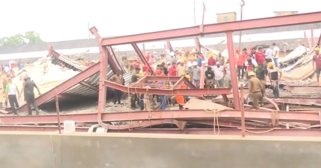 Kolkata warehouse roof collapse: कोलकाता के तारातला में निर्माणाधीन गोदाम की छत गिरी, 5 लोगों की मौत