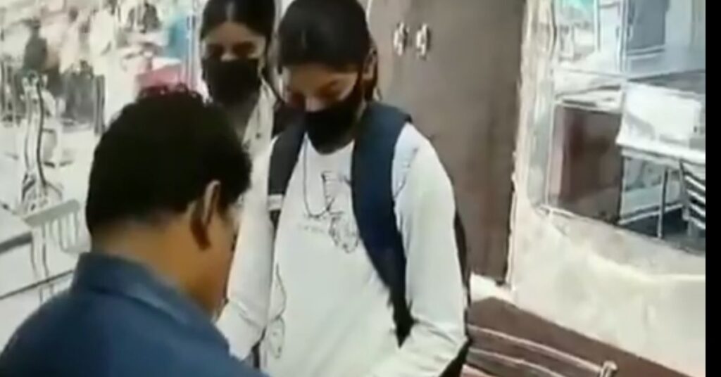 Patna News: फिल्मी स्टाइल में ज्वेलरी शॉप लूटने की कोशिश, दो नाबालिग छात्राएं गिरफ्तार